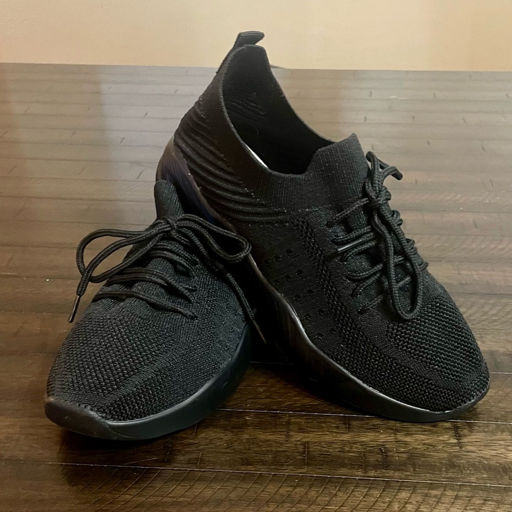 Women's Breathable Lightweight Black Sneakers - Size 9